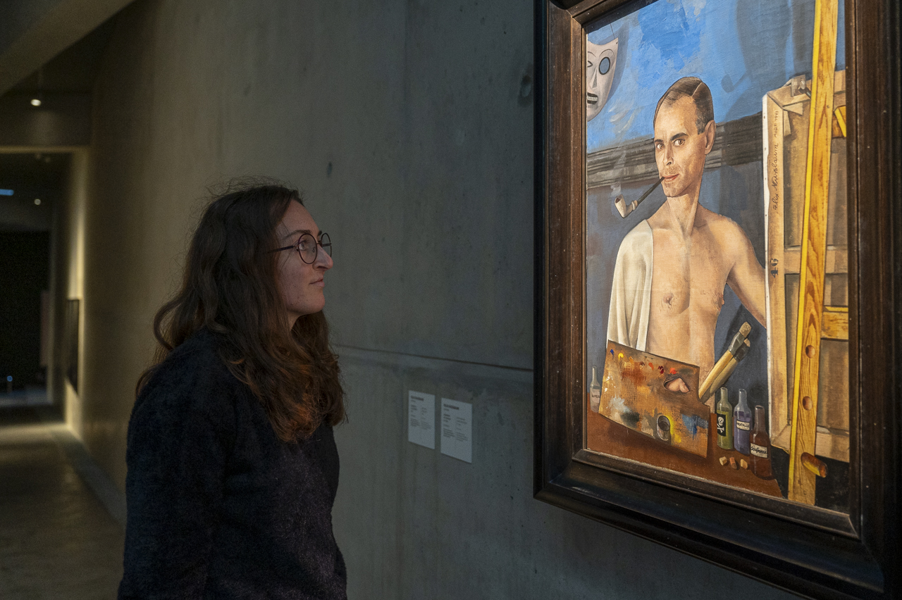 Aurora looking at a painting during the Osnabrück Safari